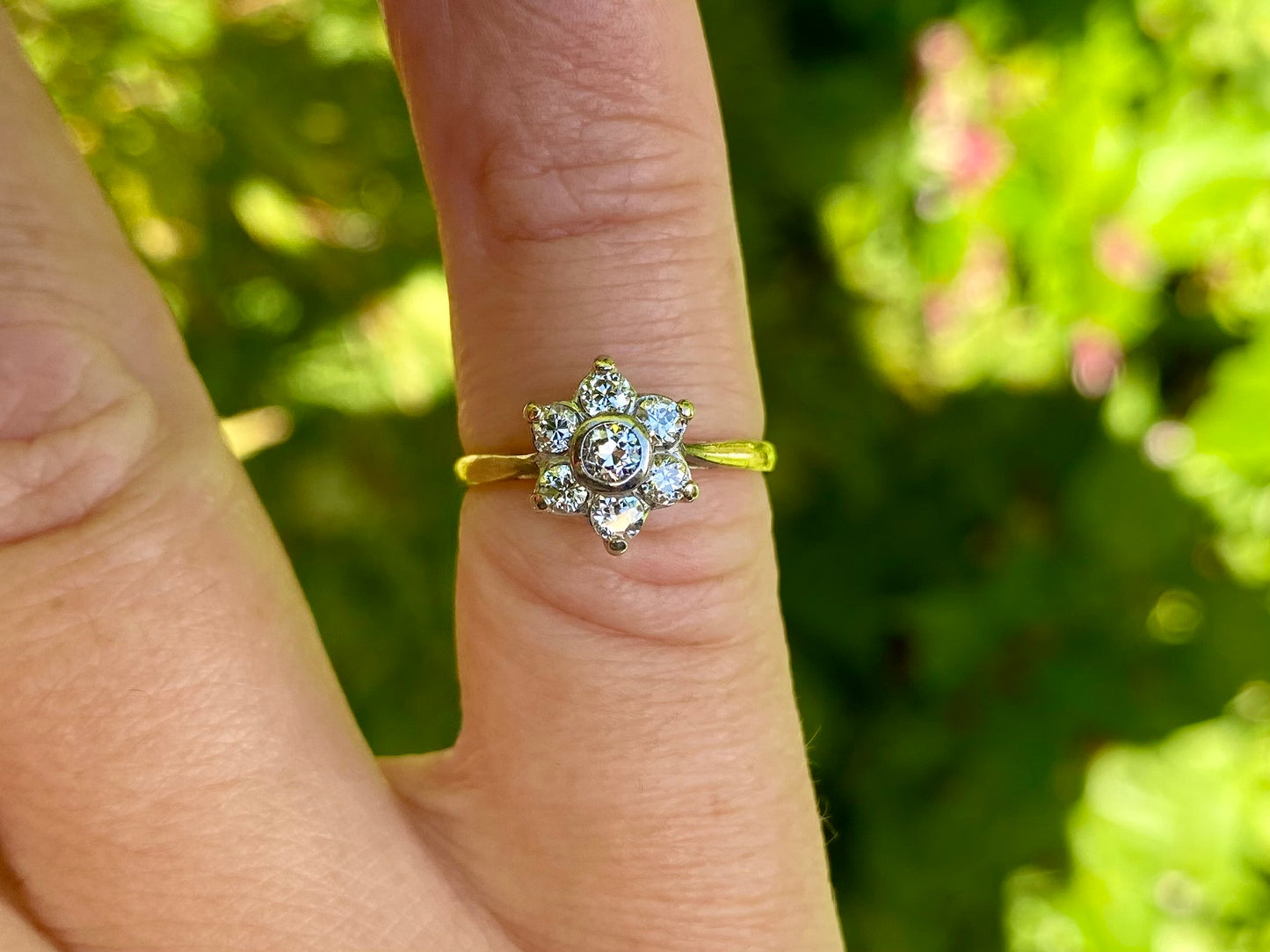 Vintage 18ct Gold Diamond Daisy Ring
