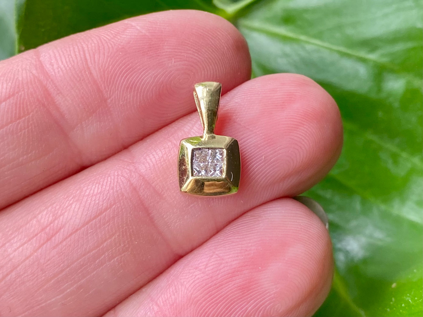 18ct Gold Diamond Pendant