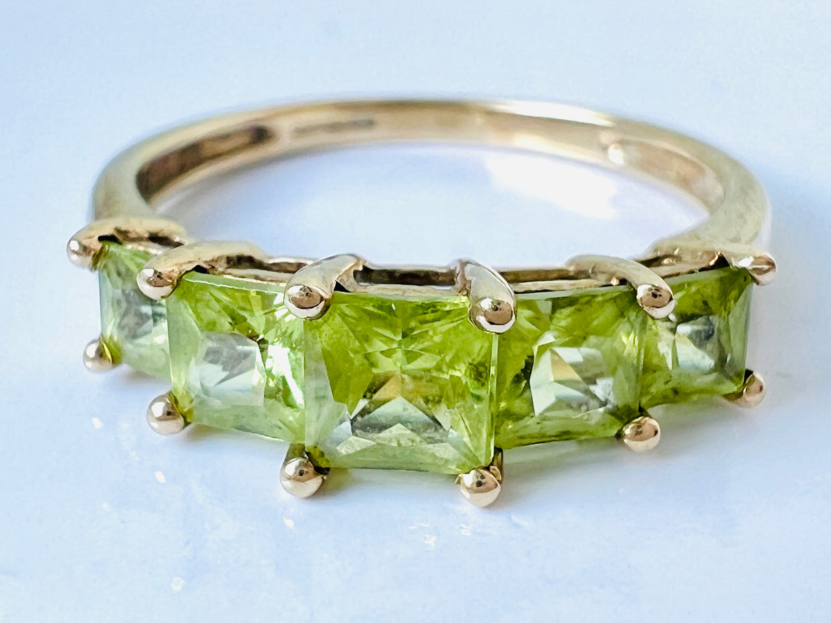 9ct Gold Peridot Ring