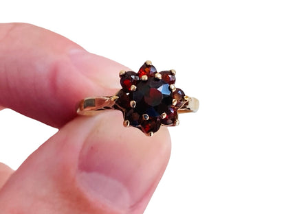 Vintage 9ct Gold Garnet Daisy Ring