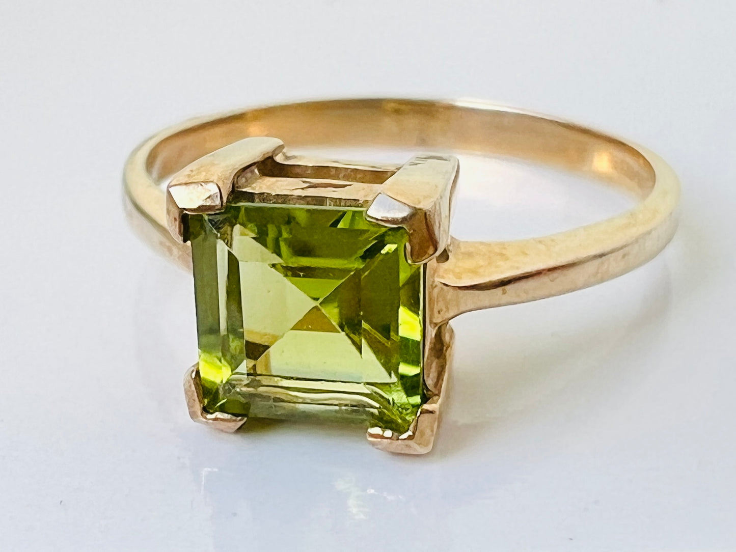 9ct Gold Peridot Ring