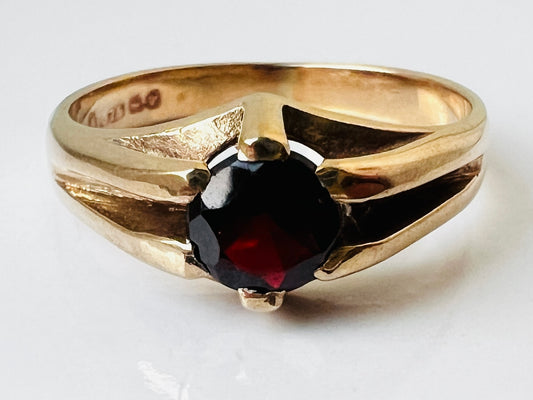 Vintage 9ct Gold Garnet Ring