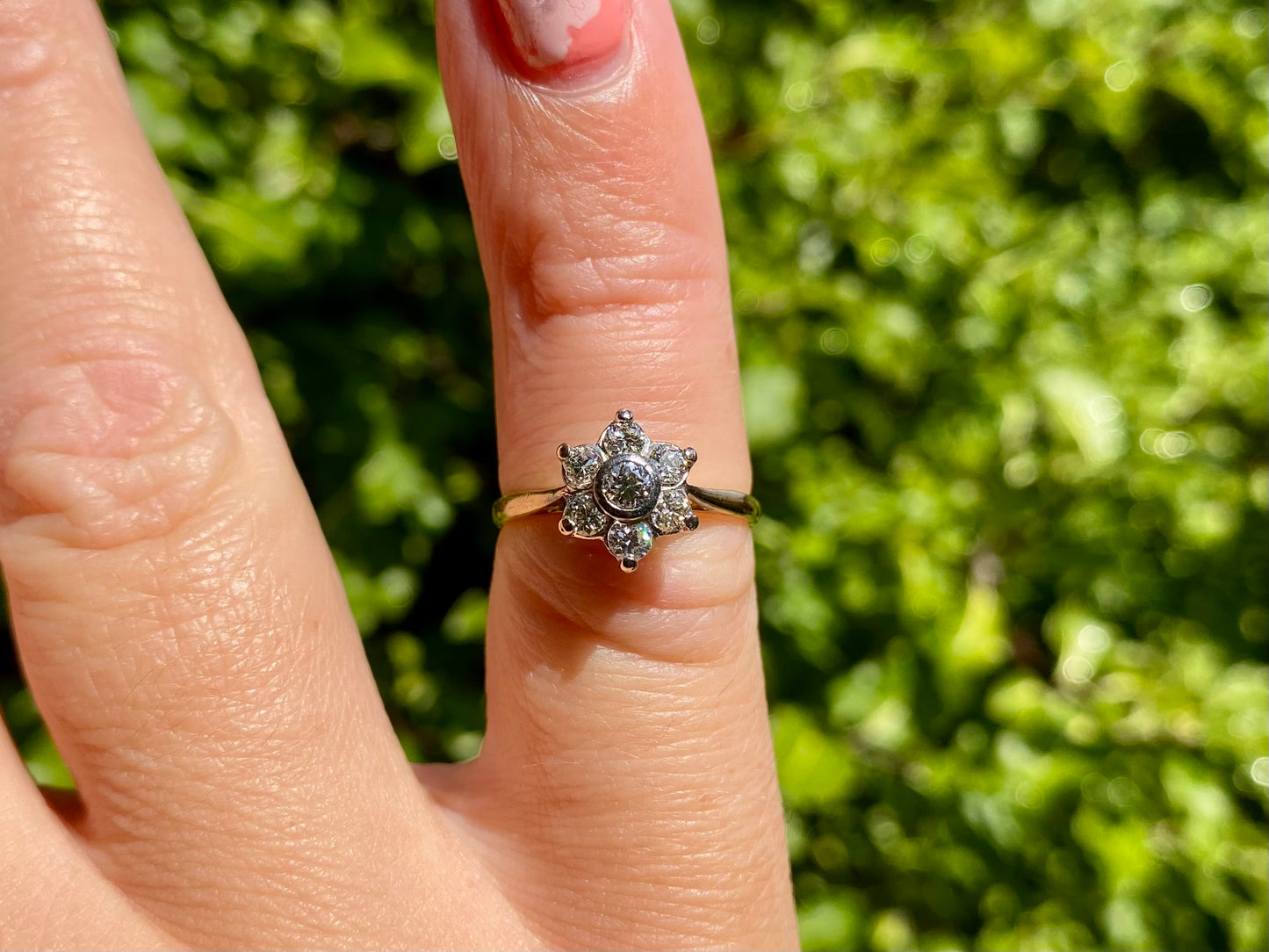 Vintage 18ct Gold Diamond Daisy Ring
