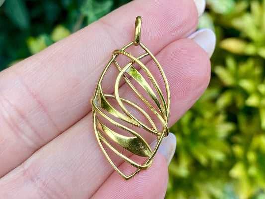 9ct Gold Leaf-Inspired Pendant