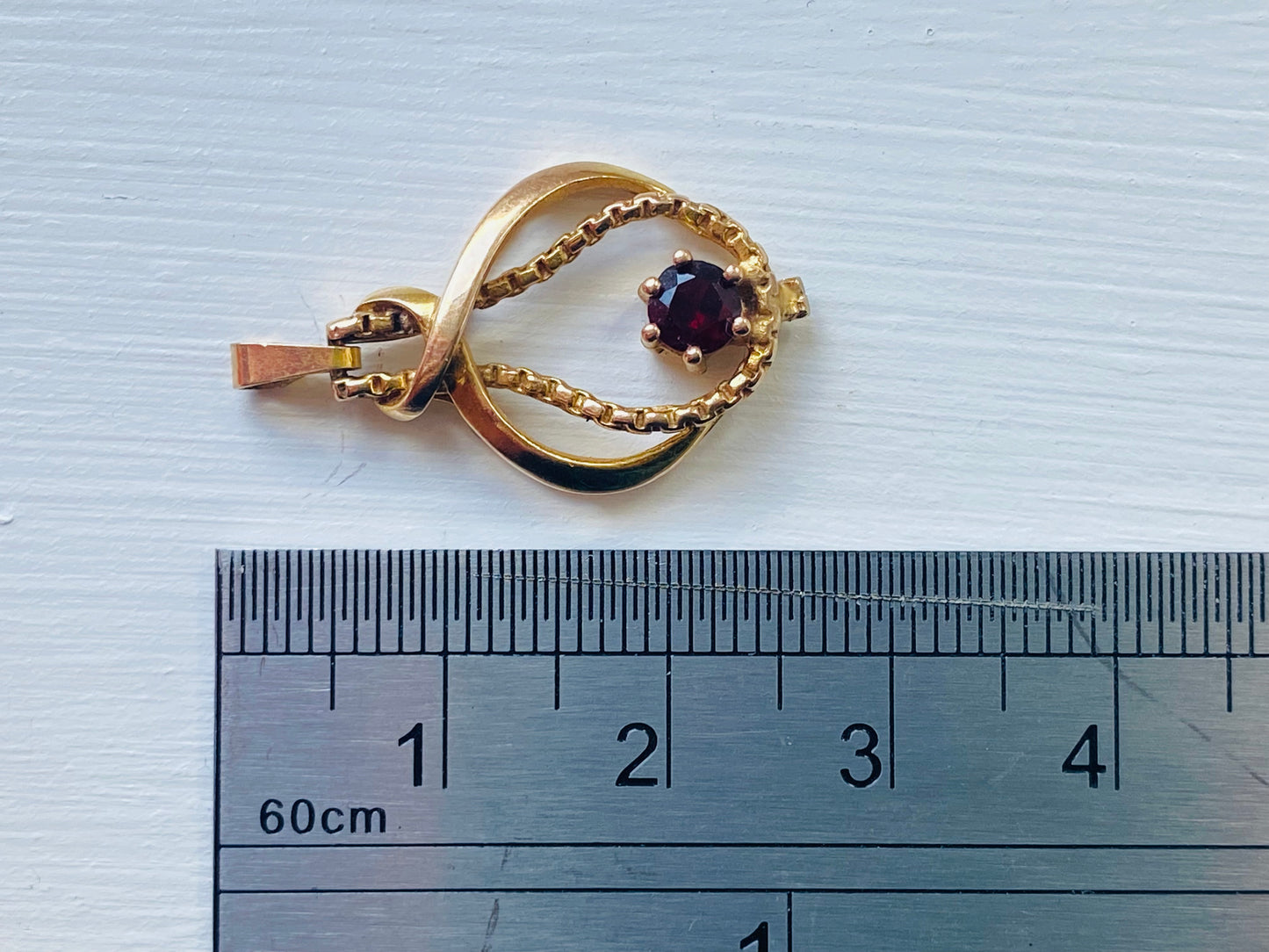 9ct Gold Garnet Pendant