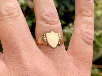 Vintage 9ct Gold Shield Signet Ring