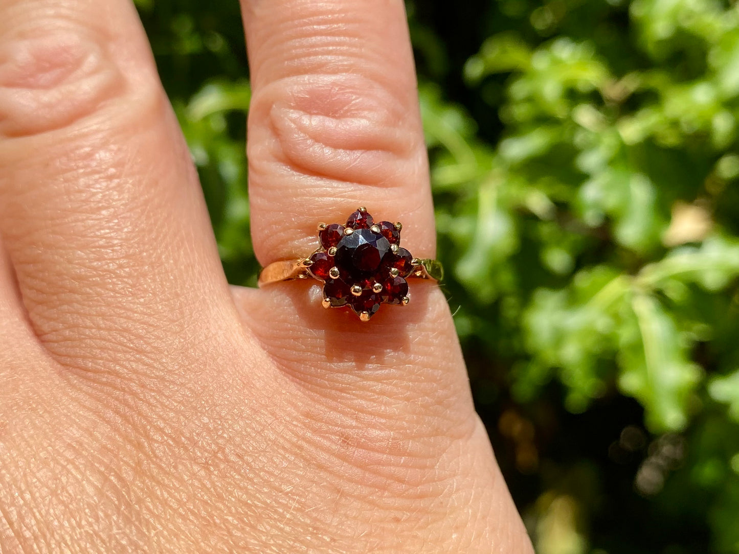 Vintage 9ct Gold Garnet Daisy Ring