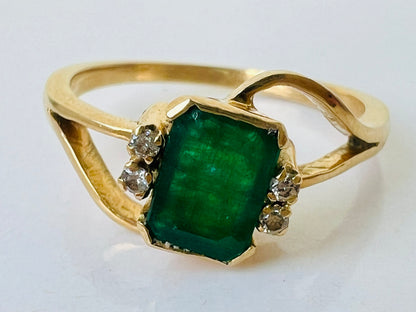 Vintage 18ct Gold Emerald & Diamond Ring