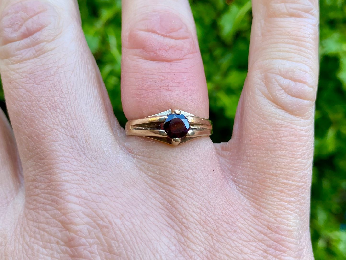 Vintage 9ct Gold Garnet Ring