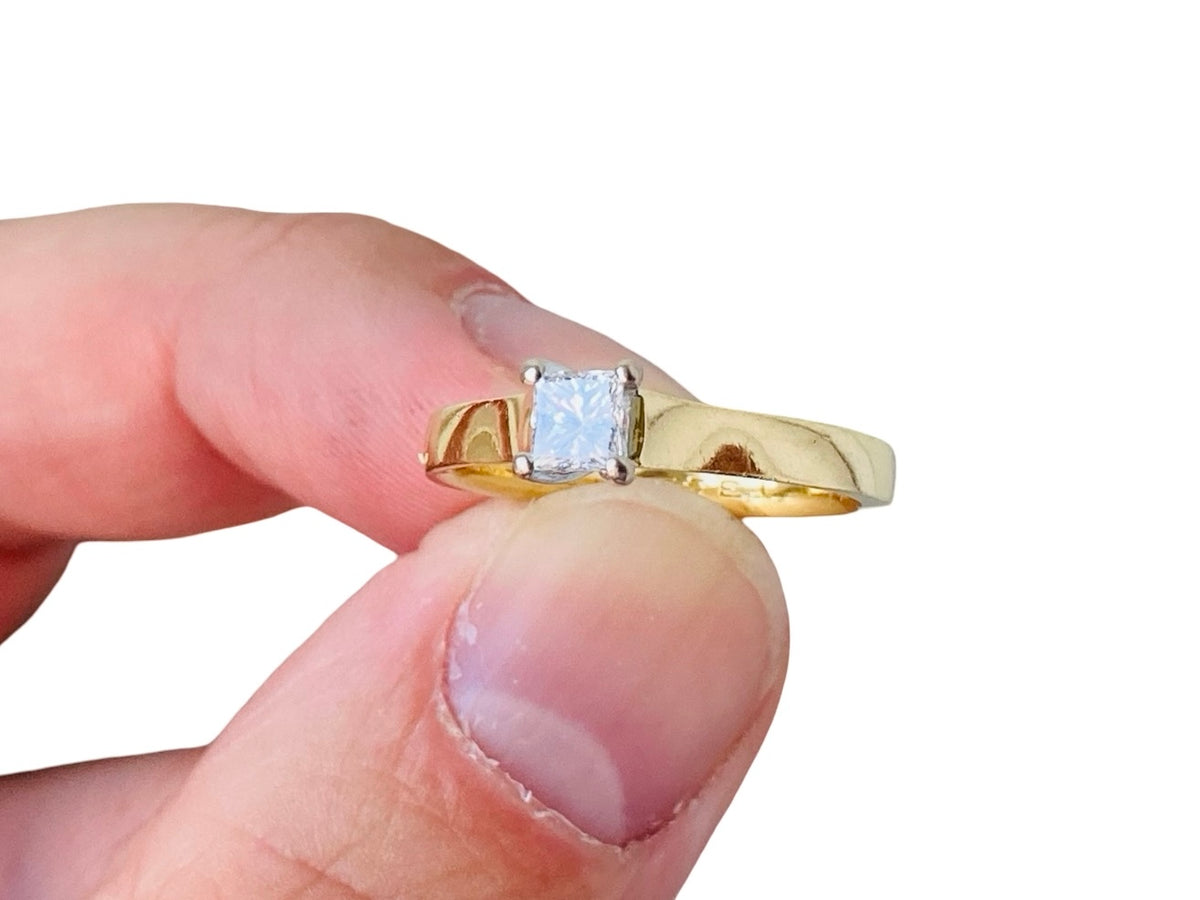 18ct Gold Diamond Solitaire Ring