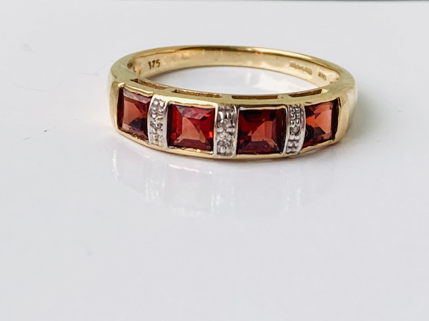 9ct Gold Garnet & Diamond Ring