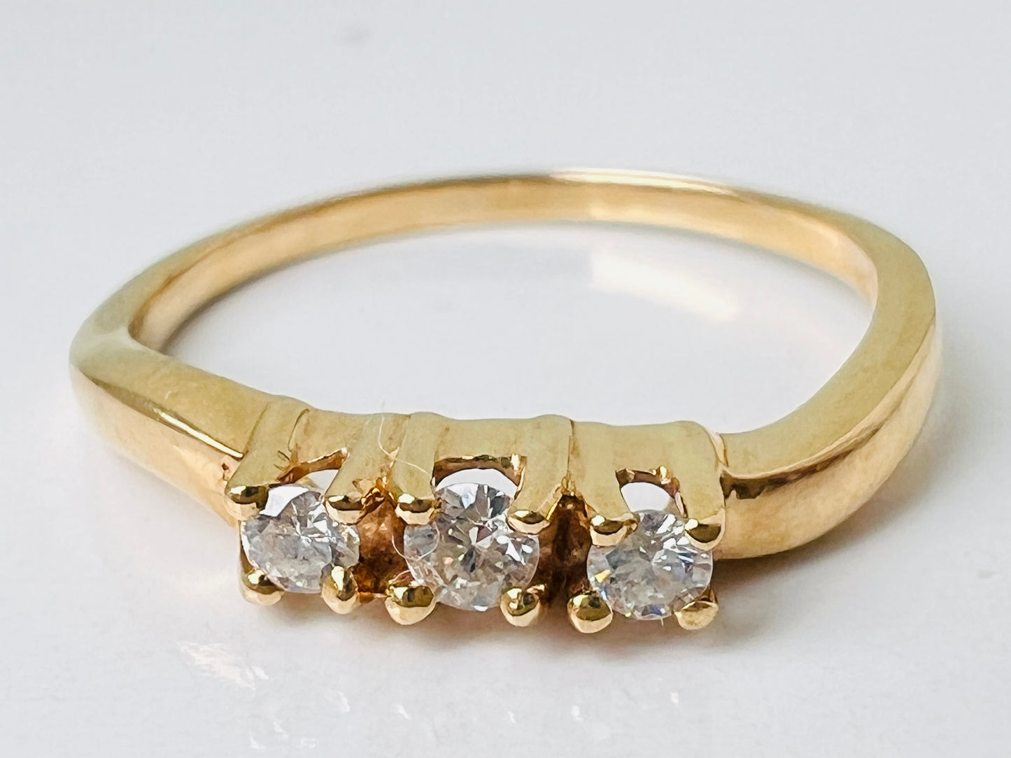 18ct Gold Diamond Curve Ring
