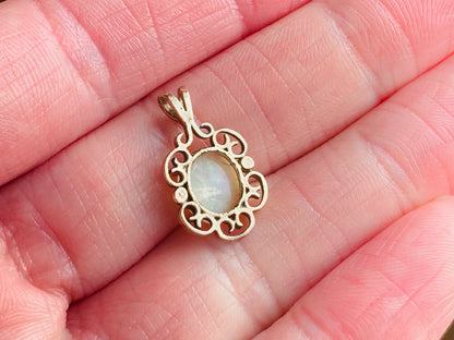 9ct Gold Opal Pendant