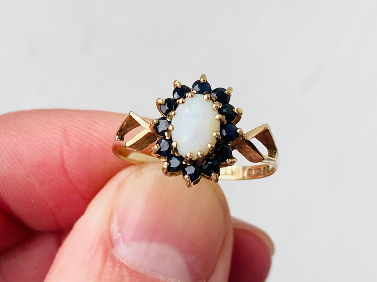 Vintage 9ct Gold Opal & Sapphire Ring