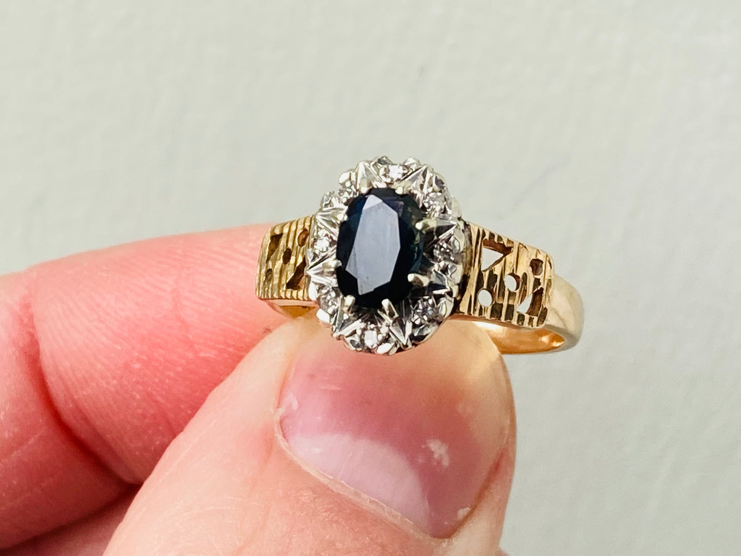 Vintage 9ct Gold Sapphire & Diamond Ring