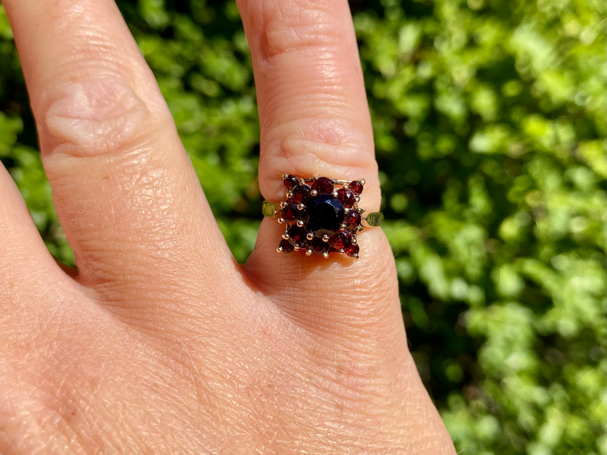 Vintage 9ct Gold Garnet Ring