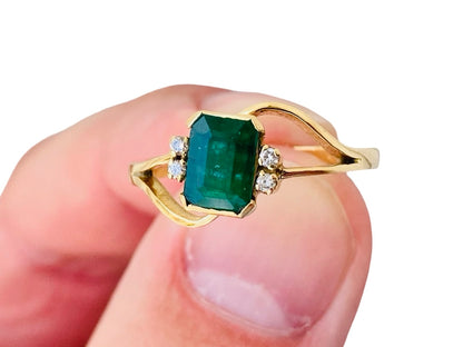 Vintage 18ct Gold Emerald & Diamond Ring