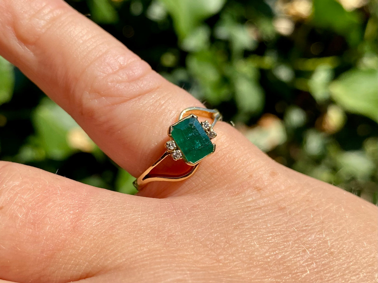 Vintage 18ct Gold Emerald & Diamond Ring