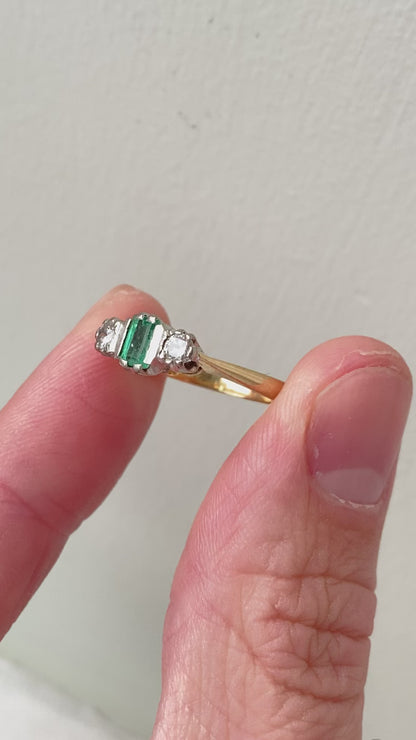 Vintage 18ct Gold Emerald & Diamond Ring